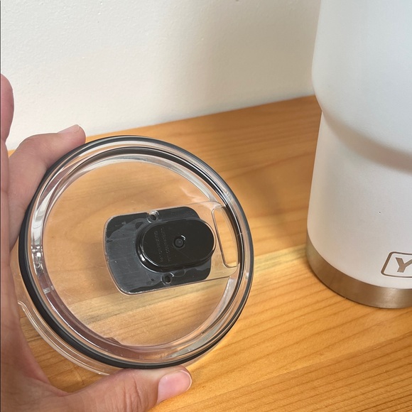 YETI Classic White Travel Mug with Clear Lid - Picture 4 of 8